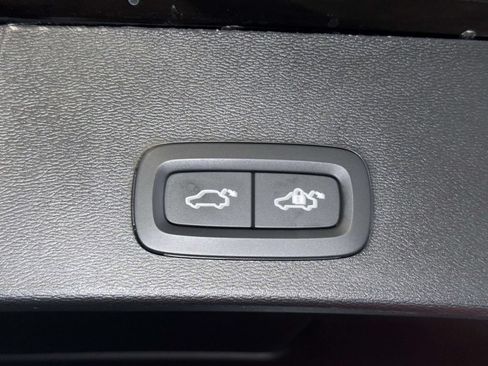 Used 2023 Volvo XC40 B4 Plus FWD image 18
