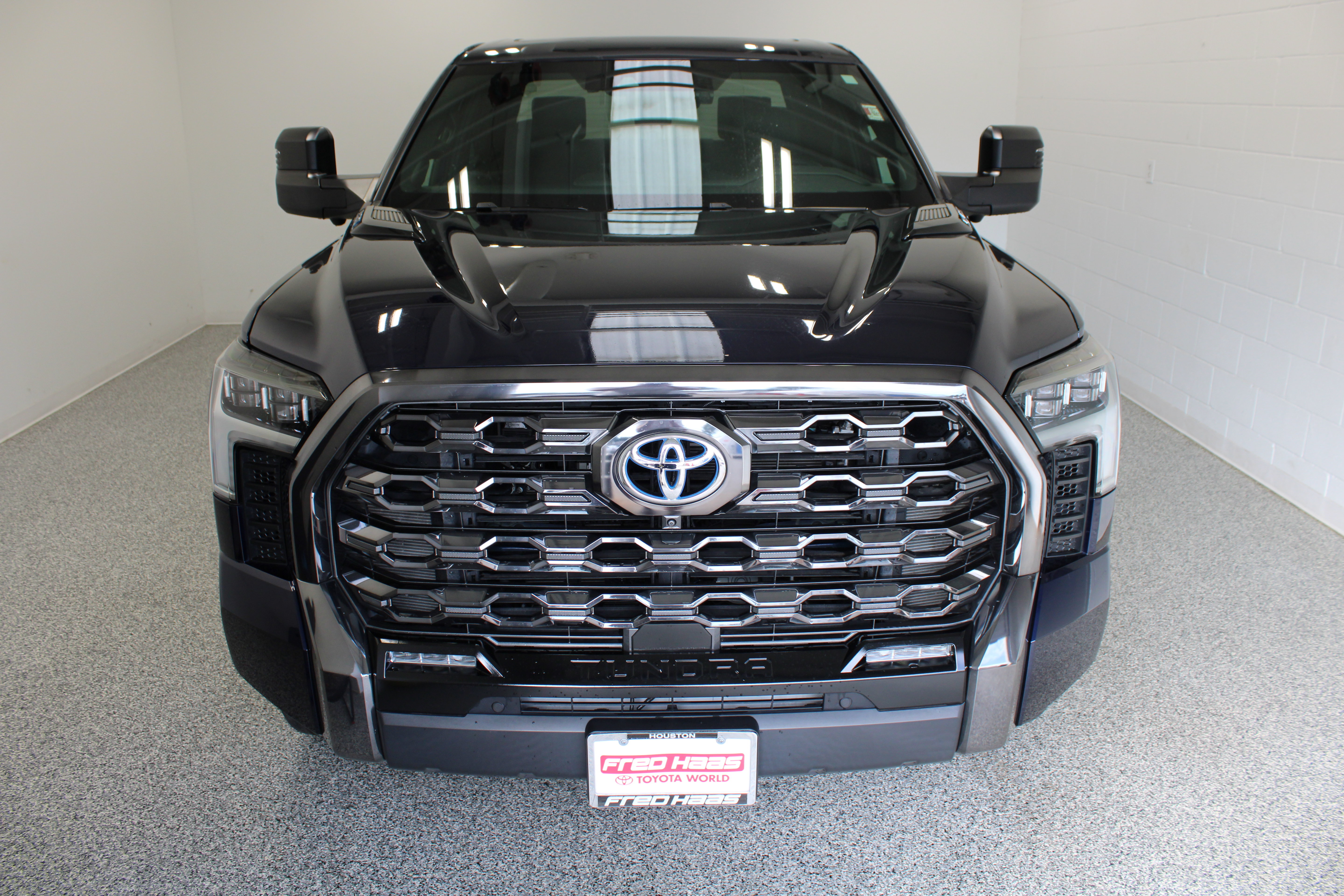 Used 2023 Toyota Tundra Platinum w/ Advanced Package AWD/4WD image 3