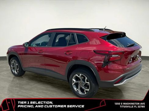 Used 2025 Chevrolet Trax LT w/ LT Convenience Package FWD image 4