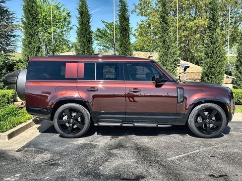Used 2025 Land Rover Defender 130 X-Dynamic SE image 6