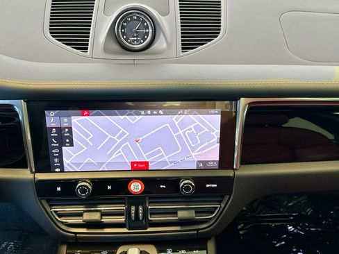 Certified 2025 Porsche Macan image 16