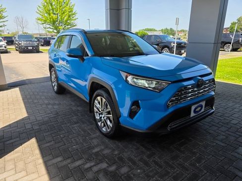 Used 2019 Toyota RAV4 XLE Premium w/ Cold Weather Package AWD/4WD image 5