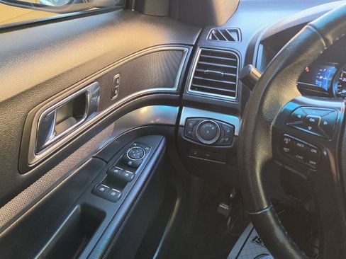 Used 2018 Ford Explorer XLT w/ Equipment Group 202A AWD/4WD image 19