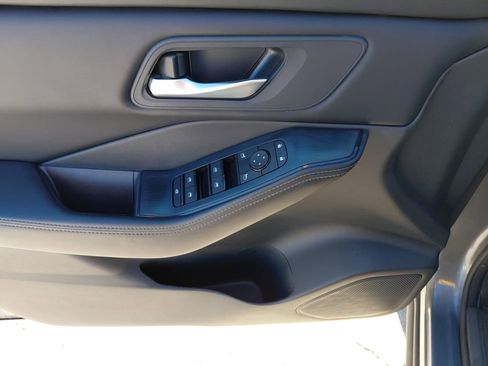 Used 2024 Nissan Rogue SV image 28