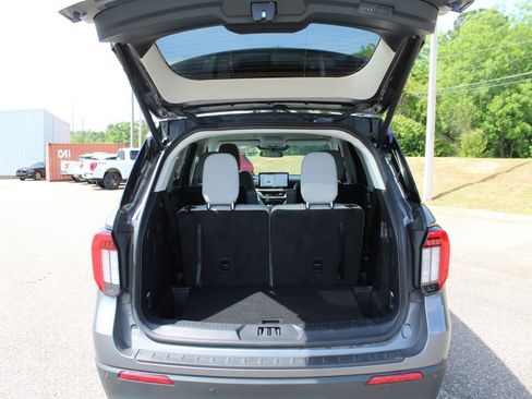 Used 2025 Ford Explorer Active w/ Active Comfort Package RWD image 10