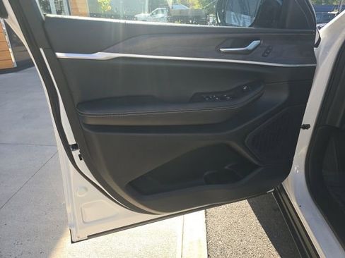 New 2025 Jeep Grand Cherokee L Limited image 10