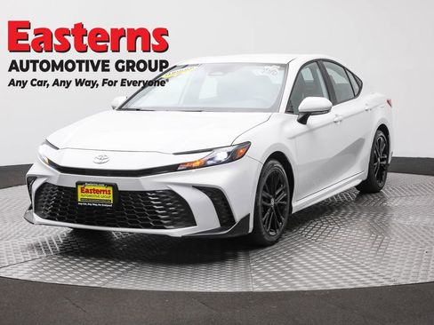 Used 2025 Toyota Camry SE image 1