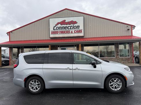 Used 2024 Chrysler Pacifica Touring-L image 3