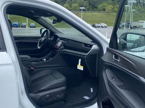 New 2025 Jeep Grand Cherokee L Limited w/ Luxury Tech Group II image 26