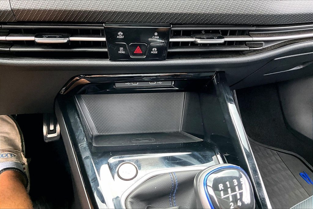 Used 2024 Volkswagen Golf R AWD/4WD image 8