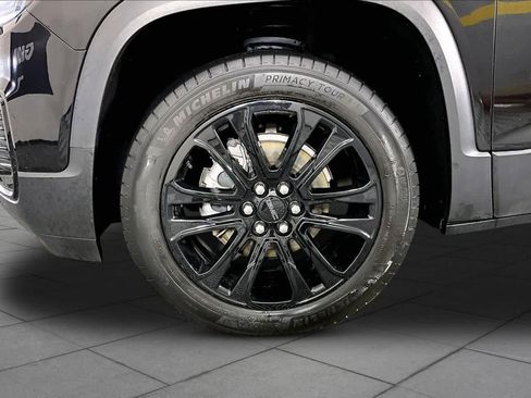 Certified 2023 GMC Acadia SLT w/ Elevation Edition FWD image 11