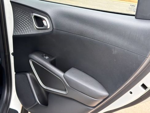 Used 2025 Kia Soul LX w/ LX Technology Package FWD image 16