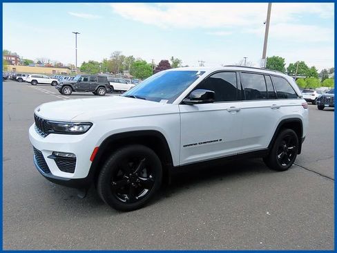 Certified 2023 Jeep Grand Cherokee Limited w/ Black Appearance Package AWD/4WD image 4