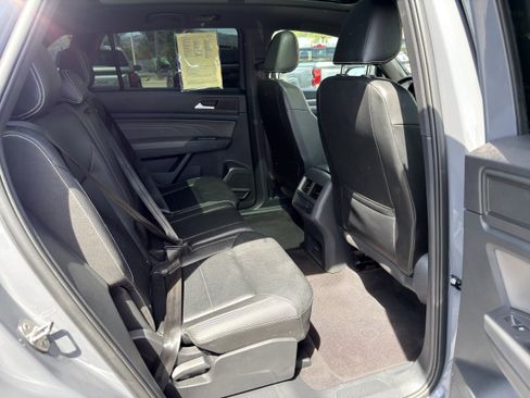 Used 2021 Volkswagen Atlas Cross Sport SE w/ Panoramic Sunroof Package FWD image 12