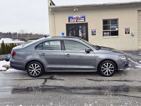 Used 2017 Volkswagen Jetta SE image 4