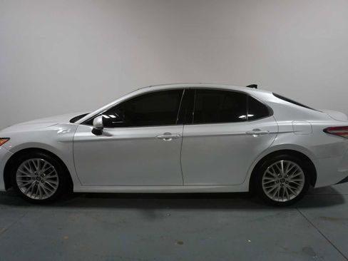 Used 2019 Toyota Camry XLE image 2