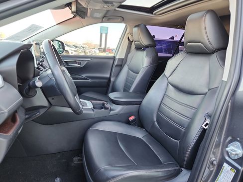 Used 2019 Toyota RAV4 Limited image 13