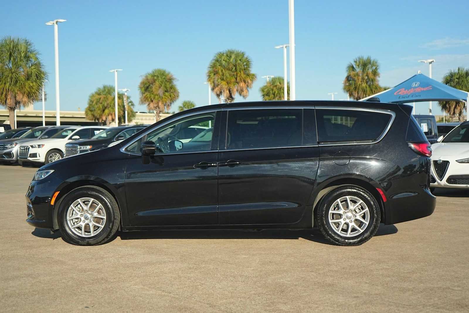 Used 2024 Chrysler Pacifica Touring-L FWD image 3