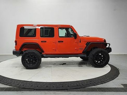Used 2018 Jeep Wrangler Unlimited Sahara AWD/4WD image 8
