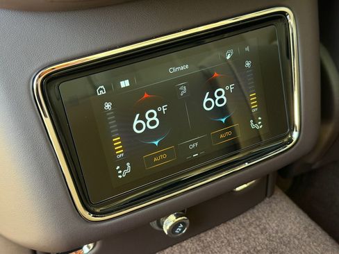 Used 2025 Bentley Bentayga image 44