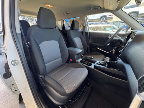 Used 2025 Kia Soul LX w/ LX Technology Package FWD image 34