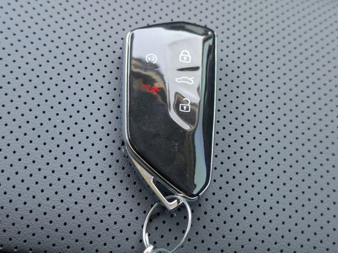 Used 2025 Volkswagen Tiguan SE image 30