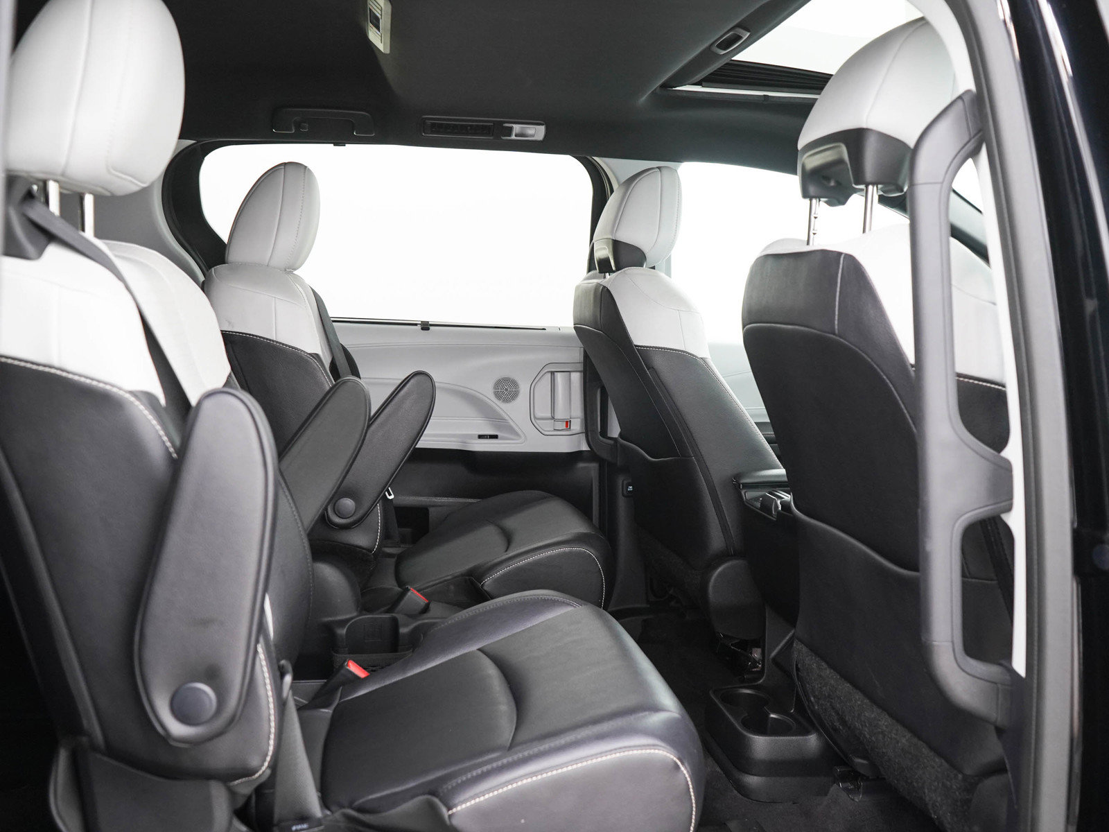 Used 2025 Toyota Sienna XSE AWD/4WD image 15
