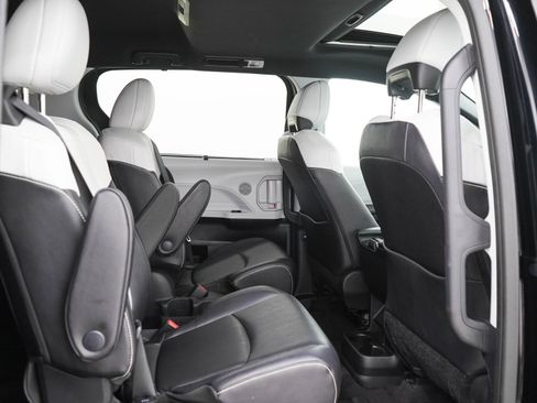 Used 2025 Toyota Sienna XSE AWD/4WD image 15