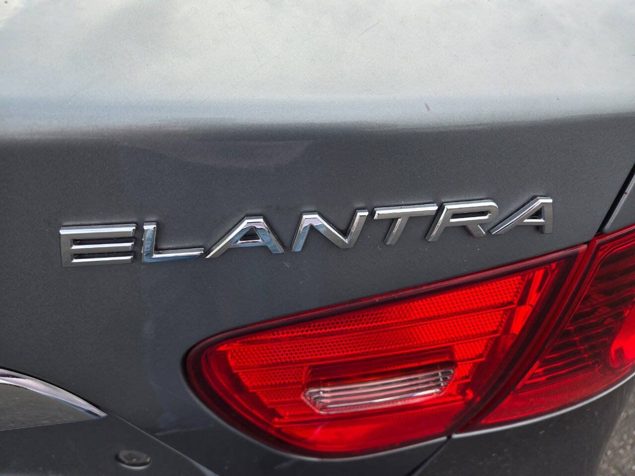 Used 2010 Hyundai Elantra GLS FWD image 12