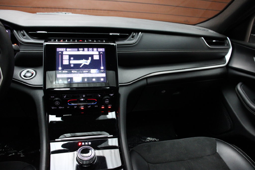 Used 2023 Jeep Grand Cherokee L Laredo RWD image 11