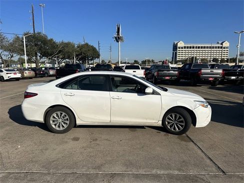 Used 2016 Toyota Camry LE image 4