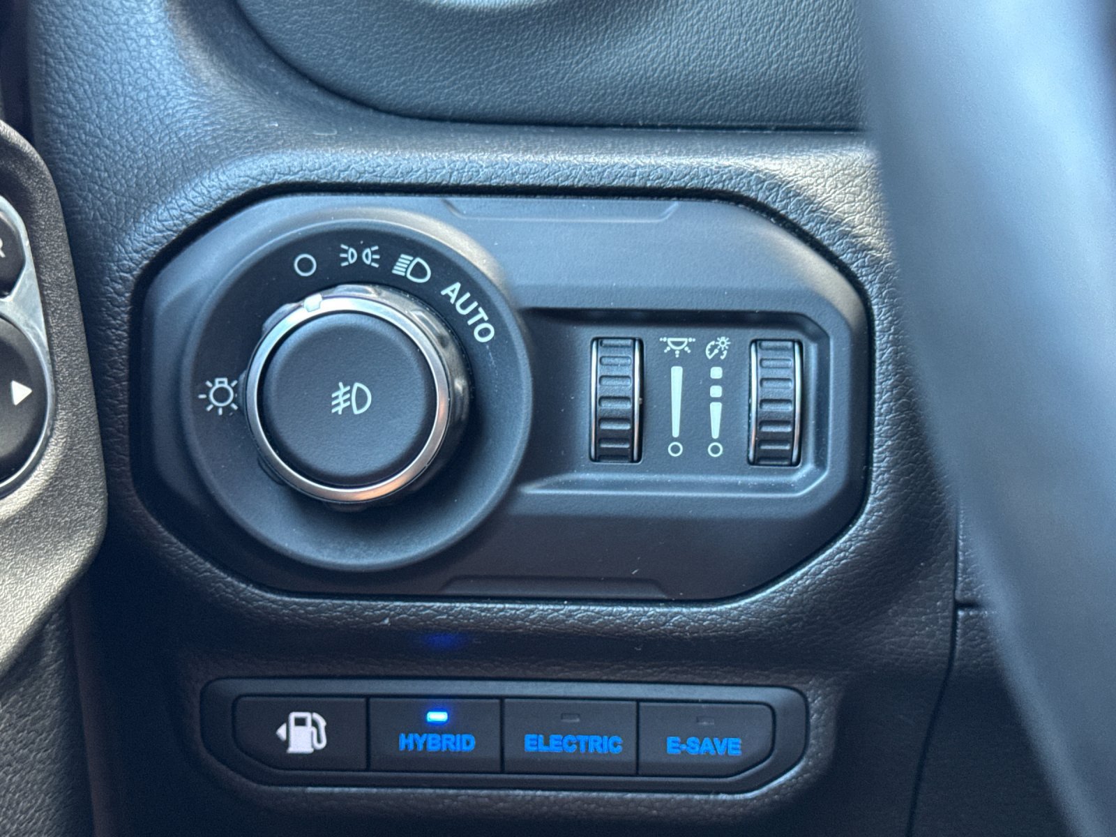 Used 2022 Jeep Wrangler Unlimited Sahara AWD/4WD image 34