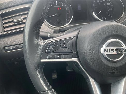 Used 2018 Nissan Rogue SV AWD/4WD image 16