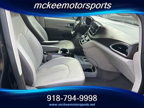 Used 2018 Chrysler Pacifica Touring-L FWD image 8