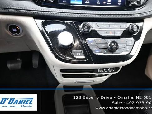 Used 2022 Chrysler Pacifica Touring-L FWD image 32