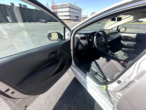 Used 2022 Toyota Corolla LE image 9