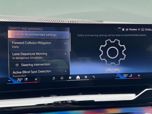 Used 2025 BMW 550e xDrive w/ Premium Package image 20