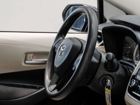 Used 2021 Toyota Corolla LE FWD image 18