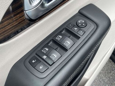 Certified 2023 Chrysler Pacifica Limited image 23