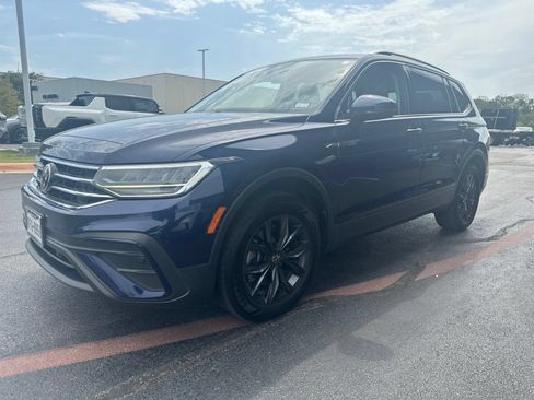 Used 2023 Volkswagen Tiguan SE w/ Panoramic Sunroof Package FWD image 3