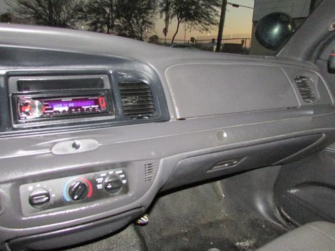 Used 2005 Ford Crown Victoria Police Interceptor image 35