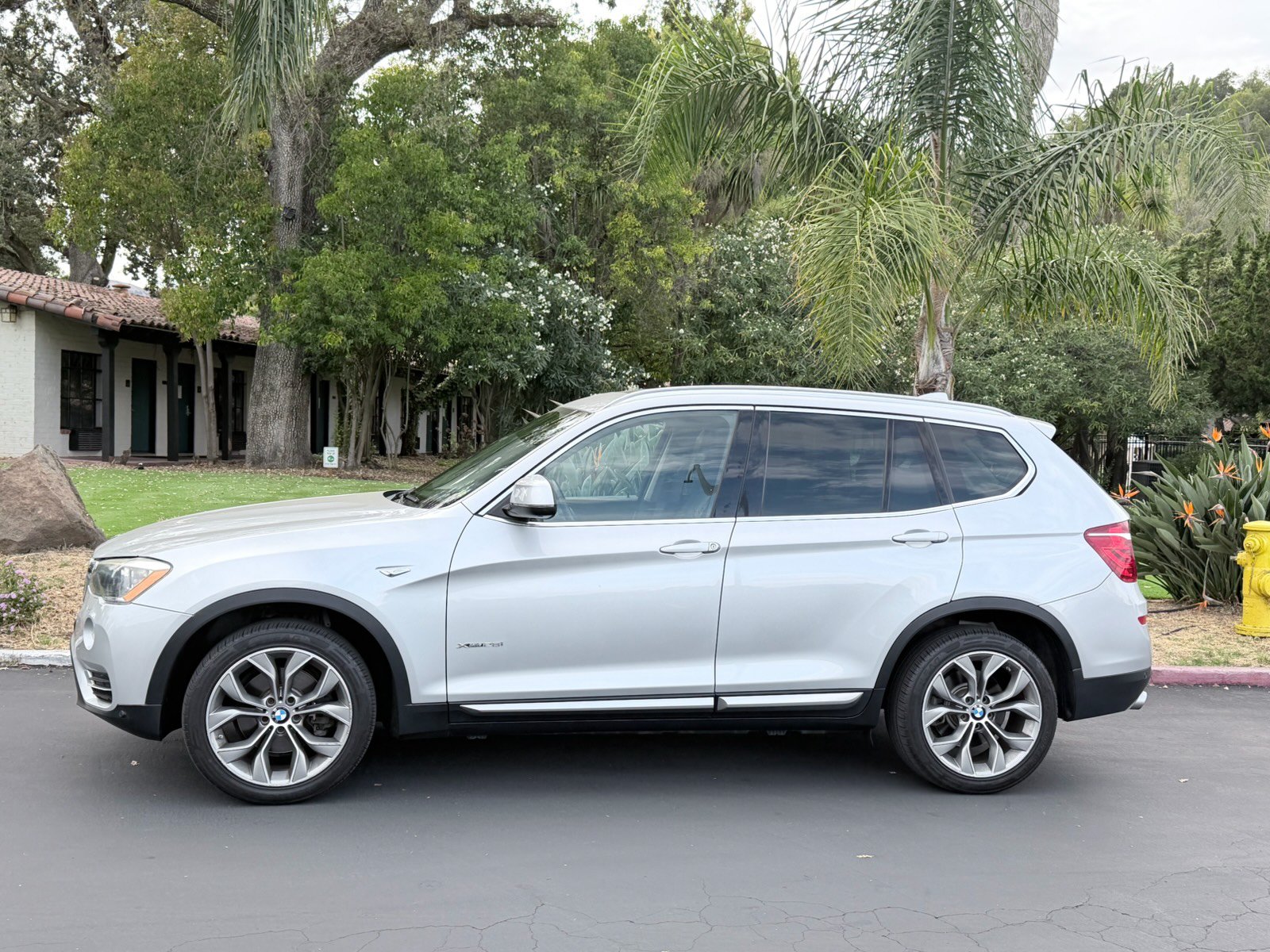 Used 2017 BMW X3 xDrive28i AWD/4WD image 2