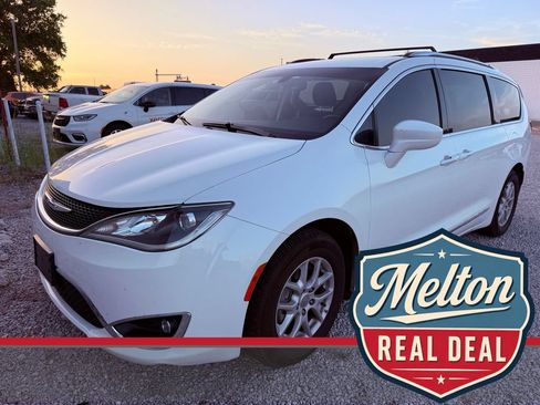 Used 2020 Chrysler Pacifica Touring-L FWD image 1
