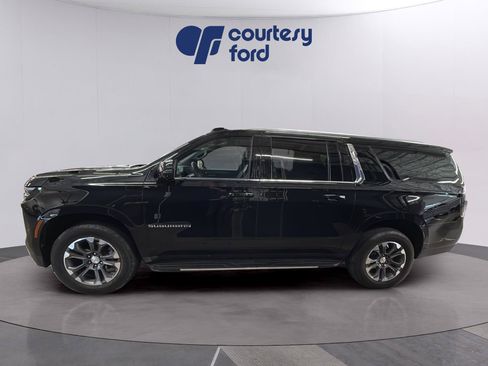 Used 2025 Chevrolet Suburban LT w/ Comfort Package AWD/4WD image 4