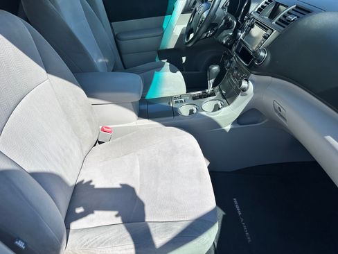 Used 2013 Toyota Highlander 4WD w/ Cold Weather Pkg image 11