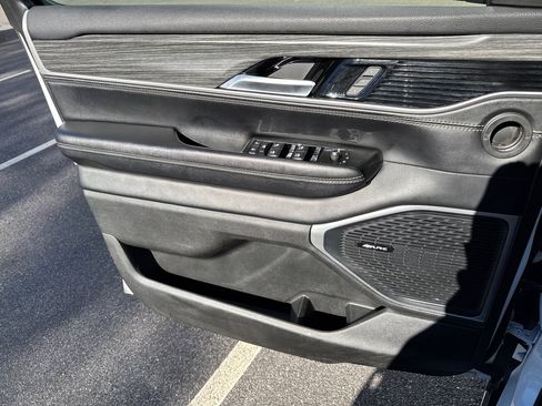 Used 2024 Jeep Wagoneer Series II w/ Flexible Seating Group image 10