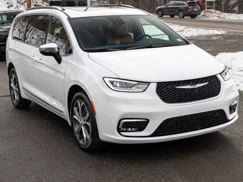 New 2026 Chrysler Pacifica Pinnacle image 3