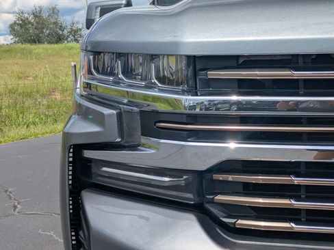 Used 2019 Chevrolet Silverado 1500 High Country w/ Technology Package AWD/4WD image 10