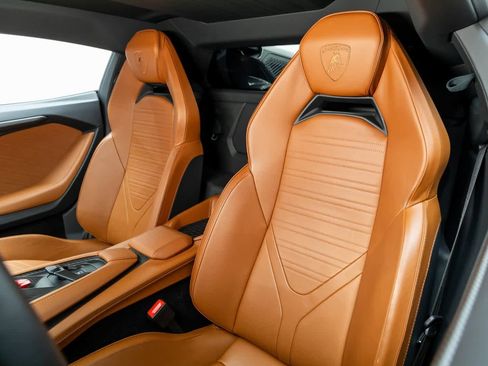 Used 2024 Lamborghini Revuelto image 12