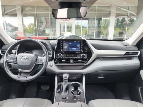 Used 2022 Toyota Highlander XLE AWD/4WD image 17